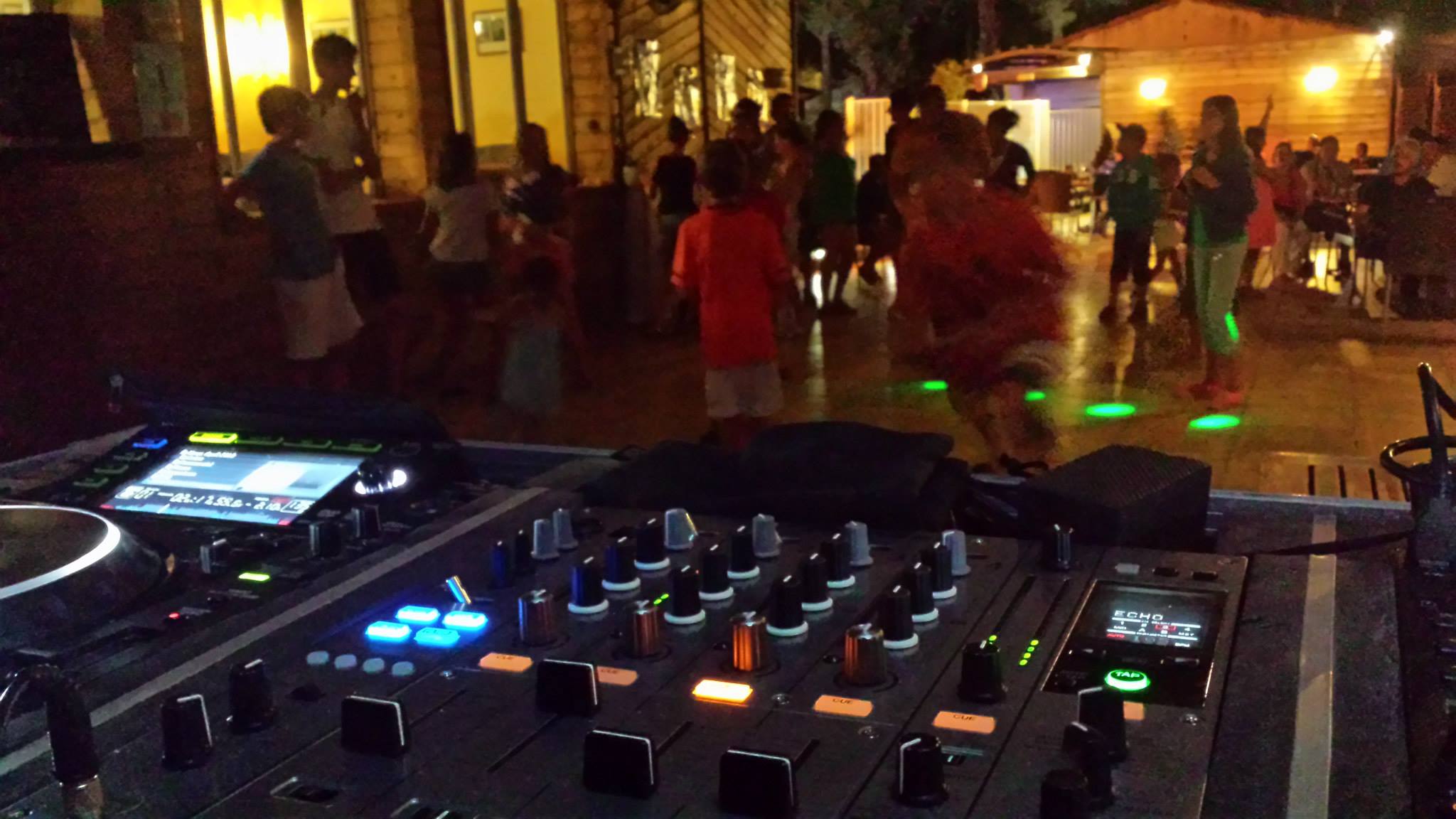 DJ DYNAMIQUE ET EXPÉRIMENTÉ POUR PARTICULIERS ET PROFESSIONNELS.